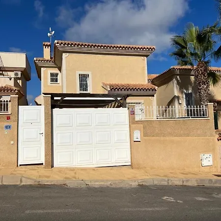 Villa Cheerful 3-bedroom With Pool *