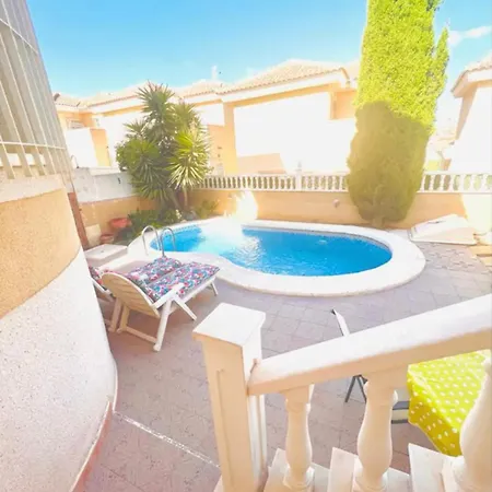 Cheerful 3-bedroom With Pool *