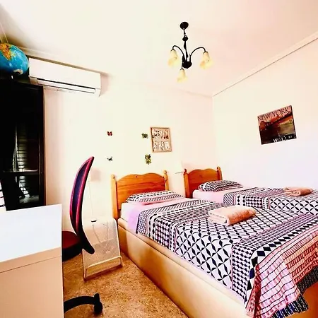 Villa Cheerful 3-bedroom With Pool *