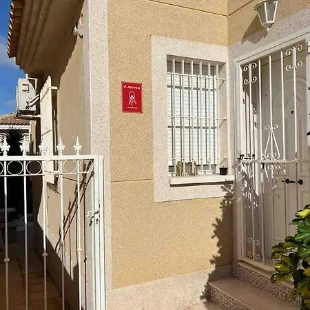 Villa Cheerful 3-bedroom With Pool *