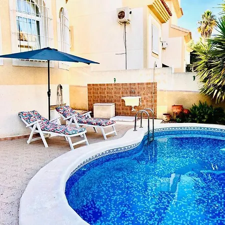Villa Cheerful 3-bedroom With Pool